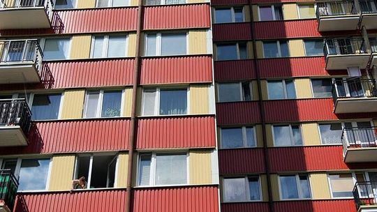 Złodziejka chodziła po balkonach między piętrami