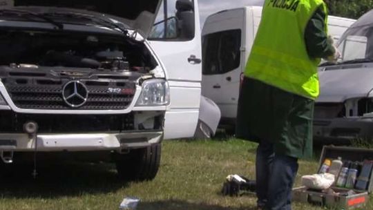 Złodziejska dziupla na przedmieściach Lublina. Mieli cztery kradzione mercedesy (wideo)