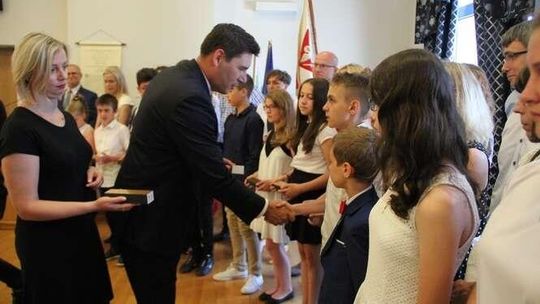 Złote Pióra dla prymusów z Białej Podlaskiej. Lista nagrodzonych uczniów