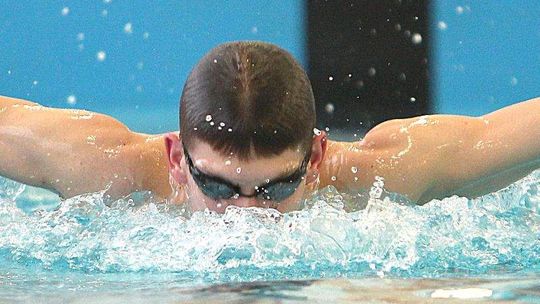Złoty medal i rekord Polski seniorów Jana Świtkowskiego podczas MP w pływaniu