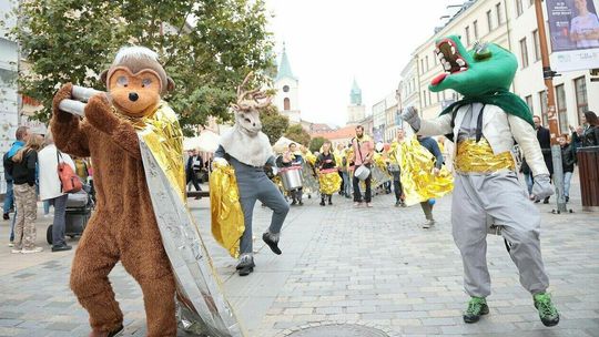Złoty orszak na ulicach Lublina. Chcą powiedzieć o bardzo ważnej sprawie dla dzieci i ich rodziców