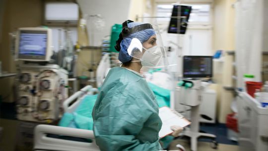 Zmarło 146 osób z COVID-19. Za kilka dni znikają epidemiczne obostrzenia