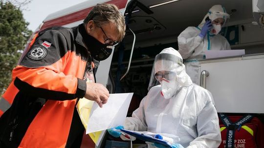 Zmarło 16 pacjentów zakażonych koronawirusem. Wyniki fałszywie dodatnie w jednym z laboratoriów