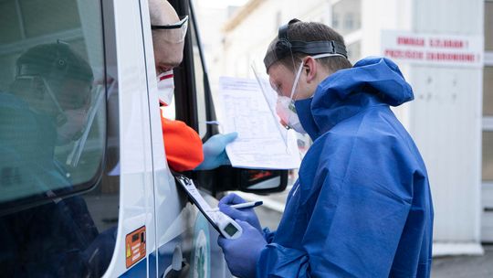 Zmarło 18 osób chorych na COVID-19. 316 nowych przypadków zakażenia koronawirusem