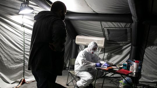 Zmarło 637 osób chorych na COVID-19. Prawie 24 tys. nowych przypadków zakażenia