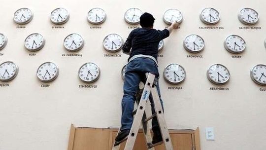 Zmiana czasu 2018 na letni. Kiedy przestawiamy zegarki, jak kursują pociągi?