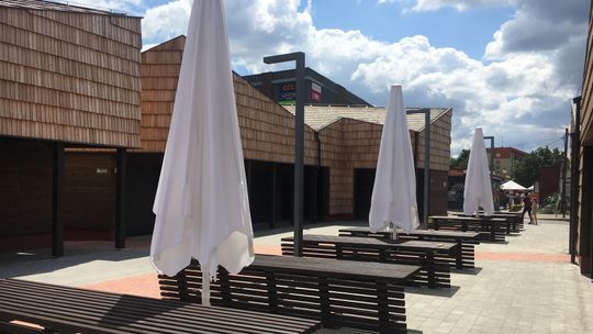 Zmiana robi wrażenie. Stragany inspirowane architekturą regionu na nowym targu w Tomaszowie Lubelskim [zdjęcia]