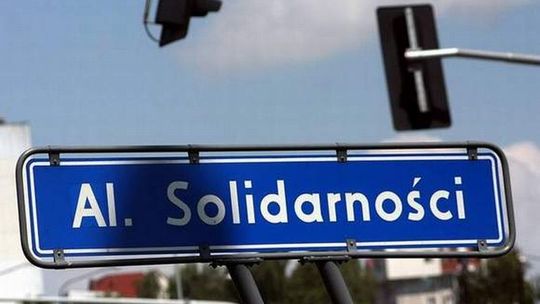 Zmiany na al. Solidarności: Z jezdni na jezdnię