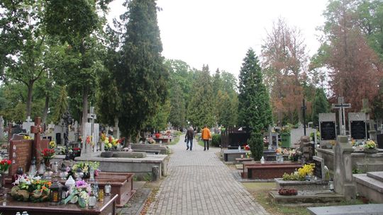 Zmiany ruchu przy cmentarzach w Białej Podlaskiej. Będzie też więcej autobusów