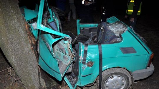 Żmiarki: Maluch rozbił się na drzewie. Kierowca nie żyje