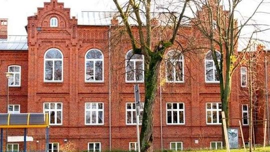 Zmienią się okolice starostwa w Puławach. Róże i stojaki na rowery