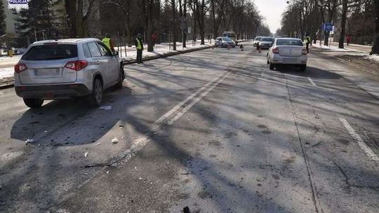 Zmieniała pas, uderzyła w samochód. Pasażerka w szpitalu