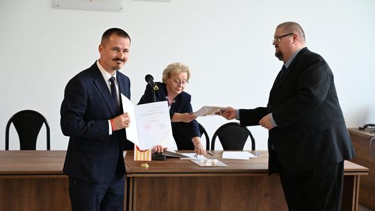 Zmienili statut, by starosta zatrudnił go na etat. Wiadomo, ile zarabia członek zarządu 