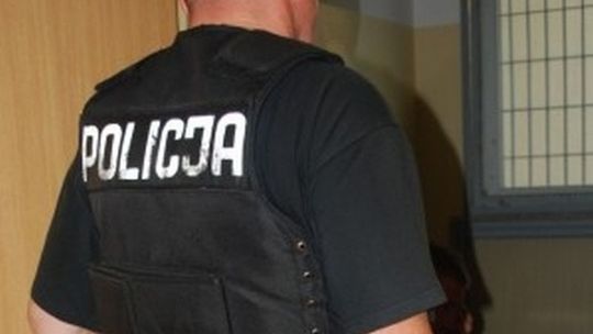 Zmusili pijanego do wypłacenia pieniędzy z bankomatu