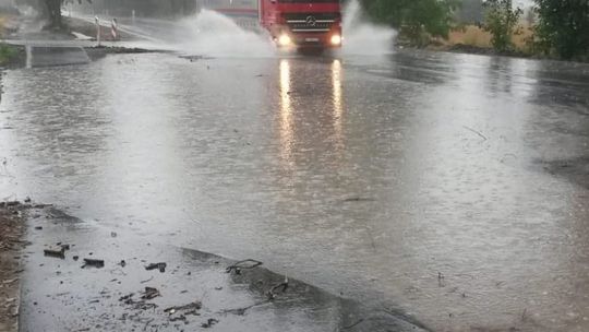 Zmyło drogę z Chełma do Hrubieszowa. Samochody grzęzną w błocie [zdjęcia]