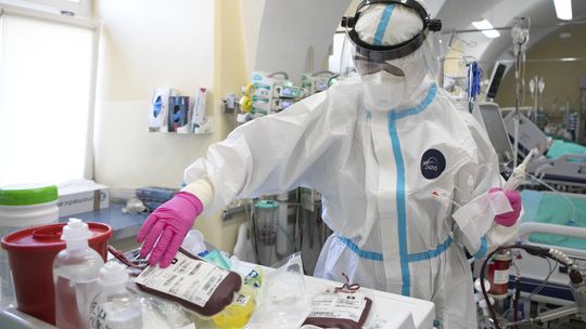 Znacznie silniejsza druga fala zakażeń, obniżona odporność i czekanie na szczepionkę