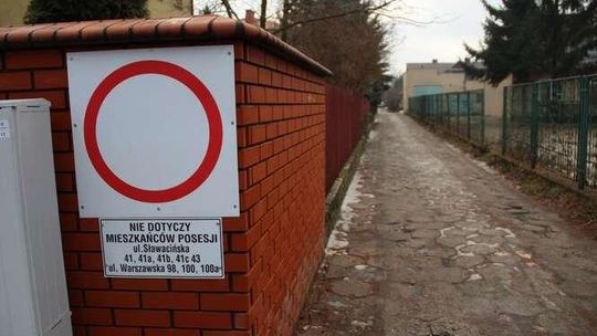 Znaki zakazu przy ul. Sławacińskiej i Warszawskiej. Umieszczone bezprawnie?