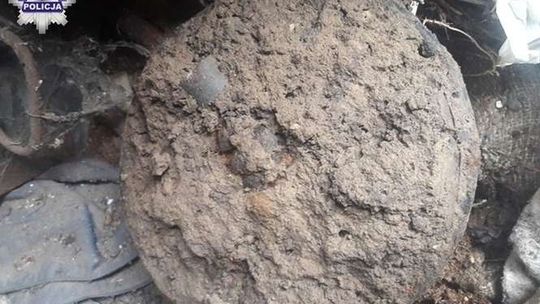 Znalazł granaty i... schował je do komórki. Nie chciał robić policjantom kłopotu przed świętami