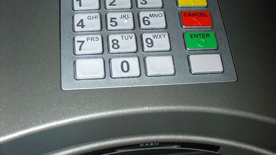 Znalazł kartę bankomatową z zapisanym PIN. Wypłacił ponad 9 tys. 