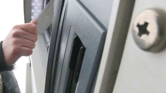 Znalazł karty do bankomatu. Zamiast oddać, wypłacił sporą sumę. Zatrzymali go