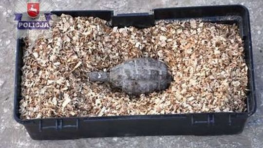 Znalazł na polu granat i ukrył go w szopie z drewnem