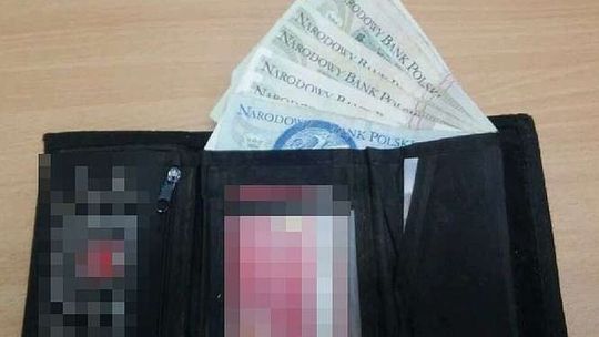 Znalazł portfel z pieniędzmi i oddał go policjantom