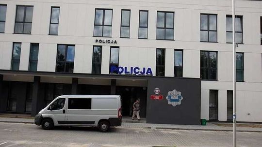 Znalazł torebkę, przyniósł na komisariat. Policjant ukradł pieniądze