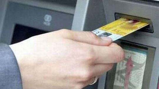 Znalazła w mieszkaniu kartę do bankomatu i numer PIN. Sprzątaczka skorzystała z okazji