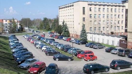 "Znalezienie miejsca parkingowego graniczy z cudem". Jest pomysł na nowe parkingi