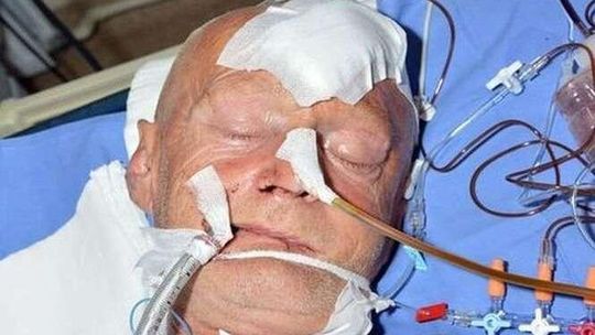 Znaleźli go na ulicy. Kim jest ten mężczyzna? 