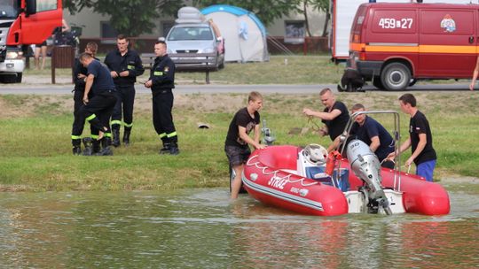 Znaleźli materac i ubrania nastolatków. Akcja poszukiwawcza nad jeziorem Firlej
