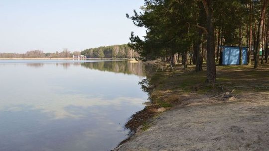 Znaleźli nieprzytomnego kolegę dryfującego na wodzie. Tragedie nad jeziorami w Okunince i Białce