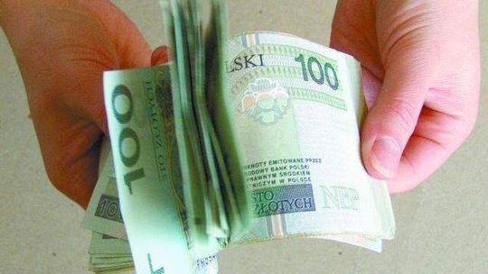 Znaleźli pieniądze i odnieśli je policji. Gotówka czeka