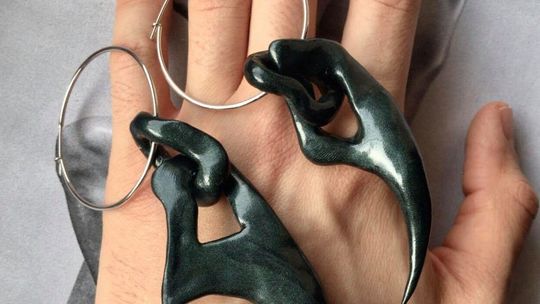 Znana polska piosenkarka wystąpiła w kolczykach od projektanta z Rokitna 