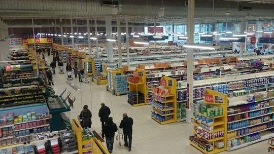 Znana sieć zamknie 18 marketów w Polsce [lista]