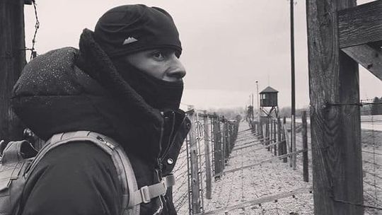 Znany koszykarz NBA w Muzeum na Majdanku. "Niech lekcje z przeszłości nauczą nas miłości, a nie nienawiści"