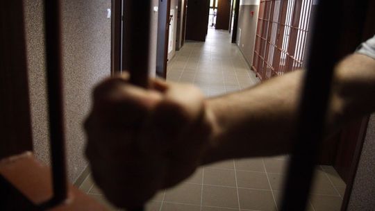 Znany lubelski sportowiec aresztowany. Groził nożem dziecku i porąbał siekierą drzwi dziewczyny