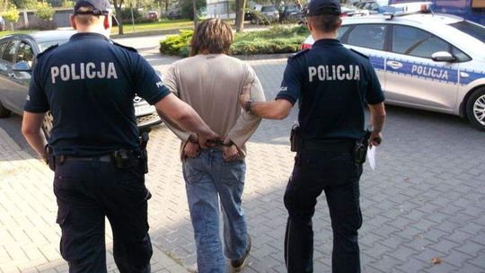 Znęcał się nad matką, demolował mieszkanie, wybił szybę w banku