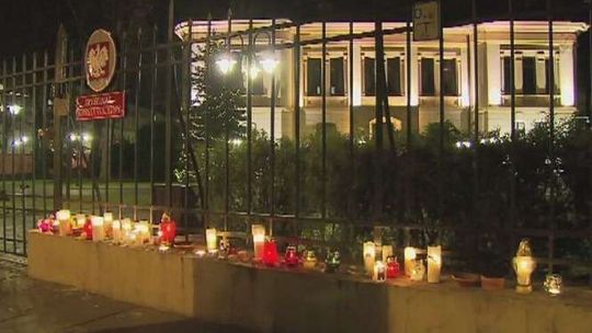 Znicze przed budynkiem Trybunału Konstytucyjnego w Warszawie