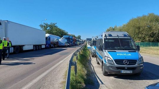 Zniecierpliwienie, protest i postulaty polskich przewoźników. Zablokowali dojazd do granicy z Ukrainą