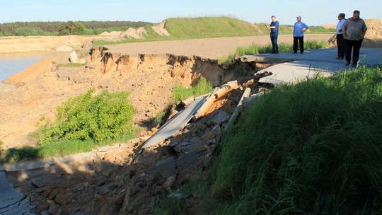 Zniknęła droga powiatowa i pole. Jeszcze nie można zasypać krateru