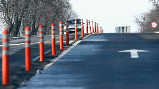Zniknęły słupki-głupki na trasie do Zamościa, teraz rządzą tam „kocie oczka”
