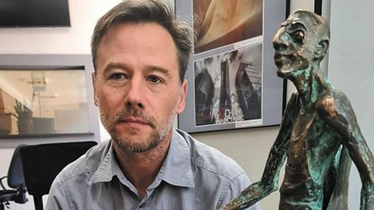 Znikomek z wiersza Bolesława Leśmiana czeka na remont schodów domu kultury