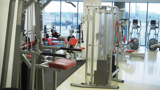 Zniosą kolejne obostrzenia. Chodzi o otwarcie kin i siłowni, organizację wesel oraz noszenie maseczek