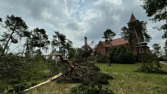 Zniszczenia po przejściu nawałnicy. Strażacy mieli problem z dotarciem do wezwania [zdjęcia]