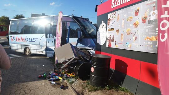 Zniszczona budka z kebabem odjechała. Właścicielka chce stanąć na nogi