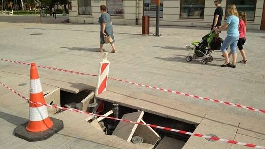 Zniszczona kolejna fontanna na pl. Litewskim. Tym razem przez samochód firmy sprzątającej