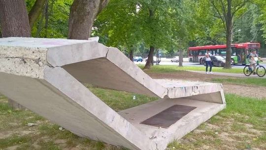 Zniszczone betonowe "meble" na pl. Teatralnym. Mają dopiero 5 miesięcy