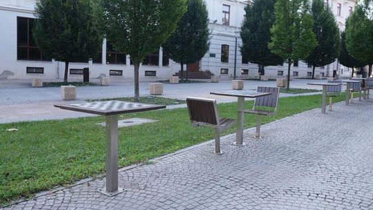 Zniszczone stoły, krzesełka do gry w szachy i warcaby już nie będą straszyły. Wiemy, kiedy zostaną naprawione