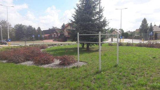 Zniszczone tablice na rondzie Kaczyńskiego 